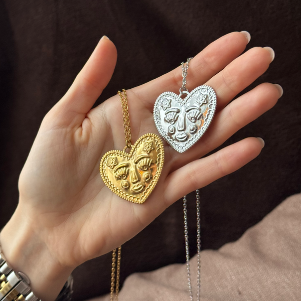Pendant on a chain CORAZ&Oacute;N (silver color)